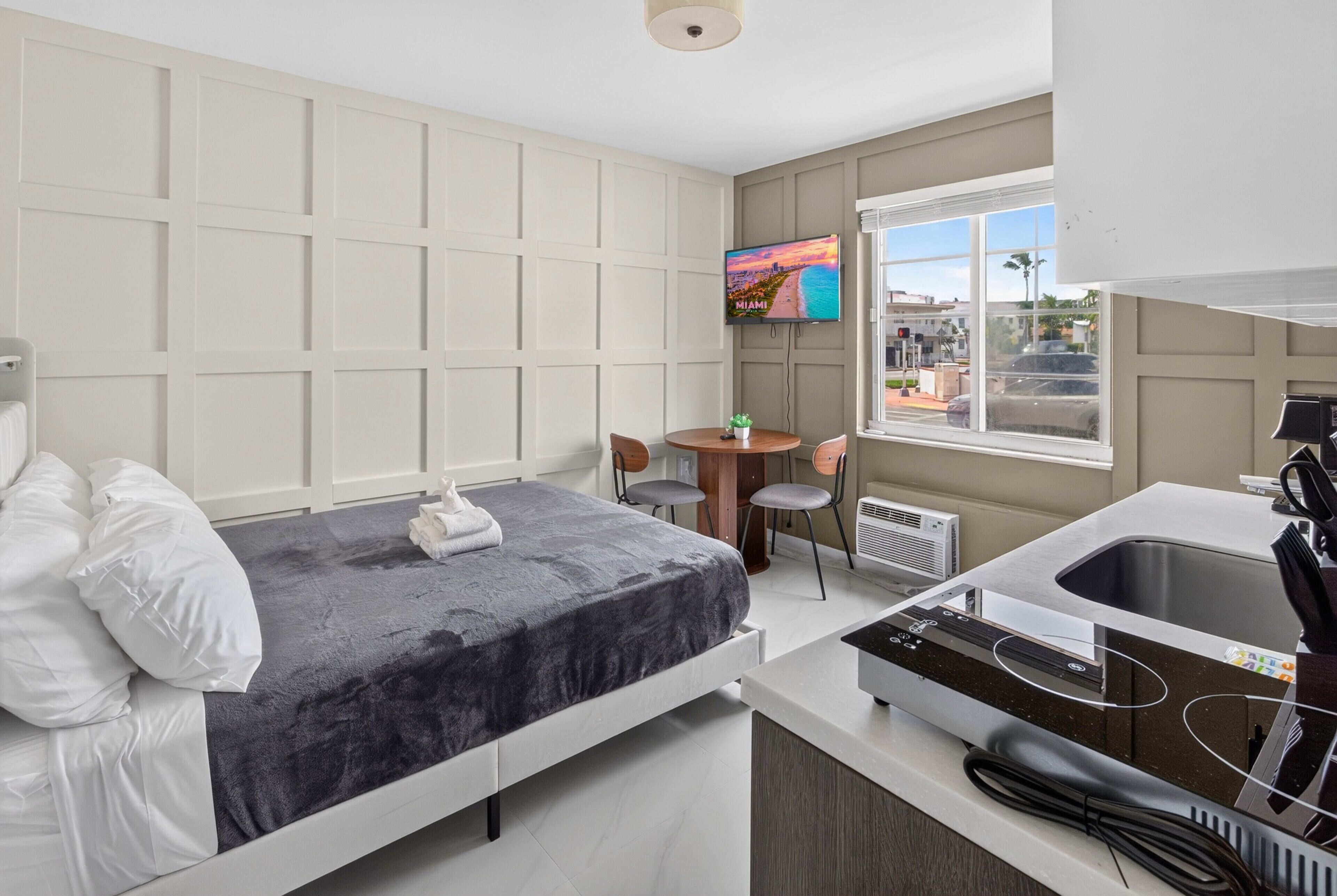 Superior studio suite, uitzicht op de stad | Hypoallergeen beddengoed, een minibar met enkele gratis items