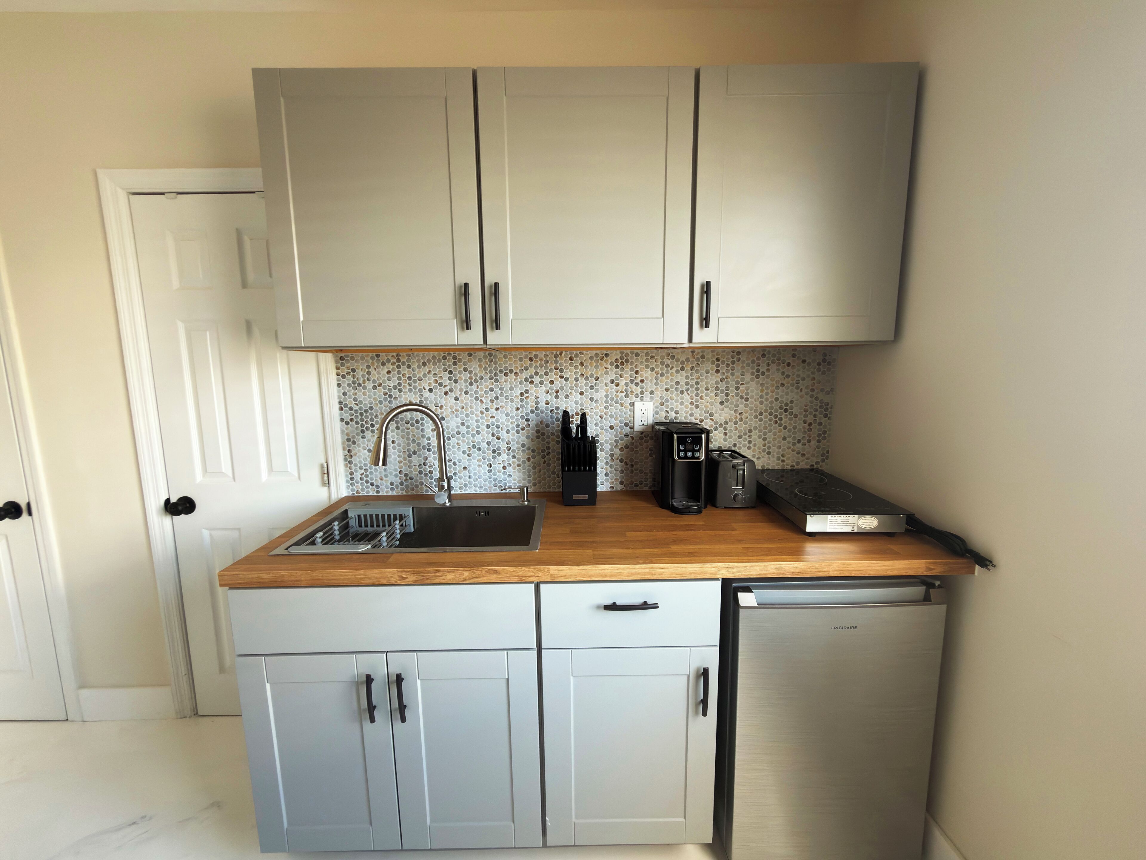 Suite Studio Deluxe, vue ville | Cuisine privée | Réfrigérateur, micro-ondes, four, plaque de cuisson