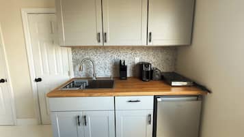 Deluxe Studio Suite, City View | Private kitchen