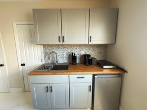 Estudi en suite Deluxe, vistes a la ciutat | Cuina privada | Frigorífic, microones, forn i placa de cuina 