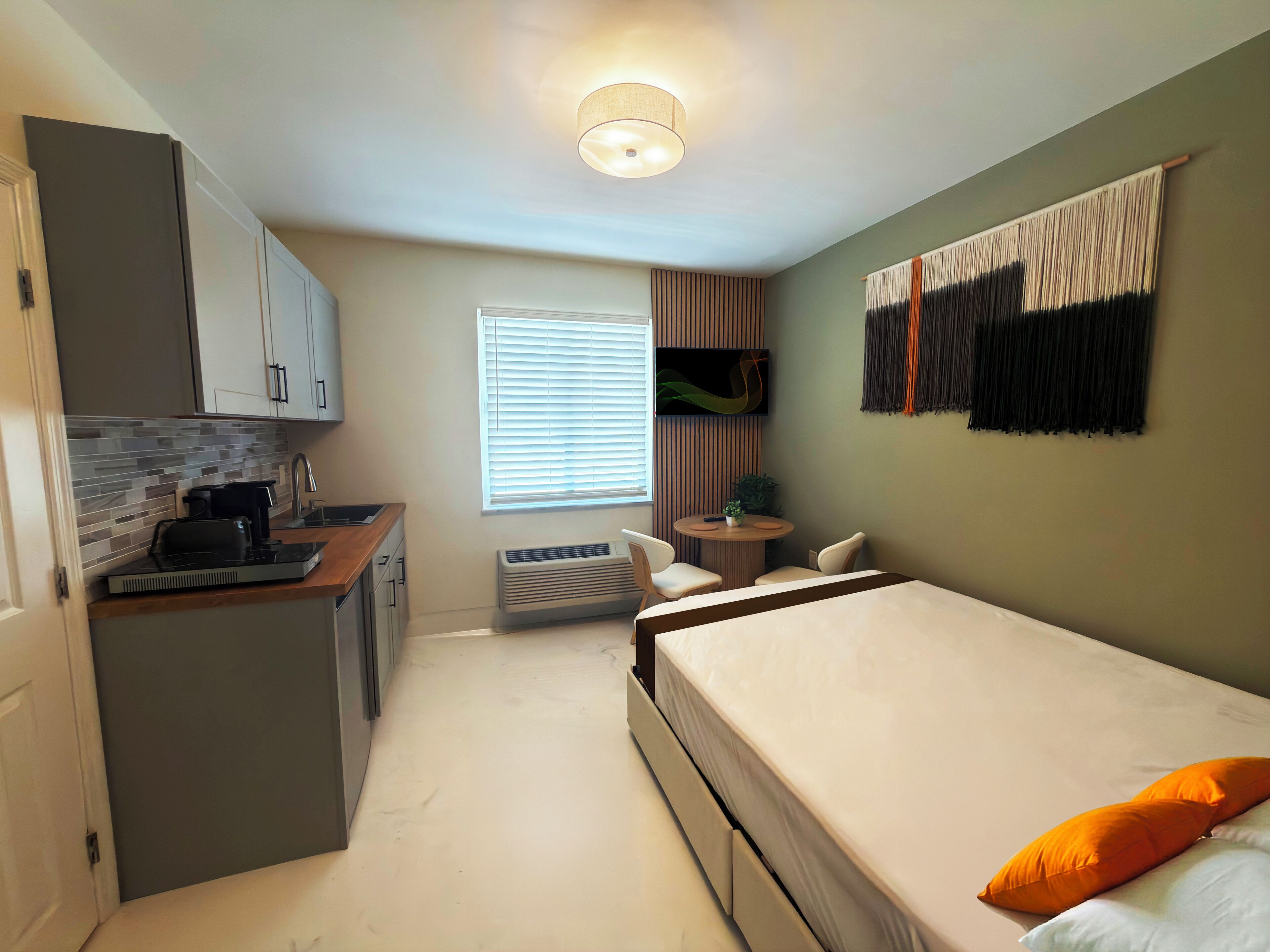 Estudi en suite Deluxe, vistes a la ciutat | Escriptori, planxa i posts de planxar i wifi gratuïta 