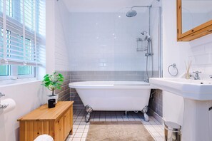 Shower, hair dryer - 6BDR House | Sleeps 16 | Group Friendly (Manchester)