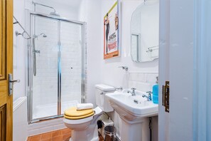 Shower, hair dryer - 6BDR House | Sleeps 16 | Group Friendly (Manchester)
