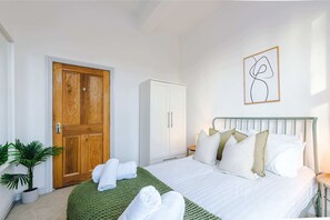 6 bedrooms, iron/ironing board, Internet, bed sheets - 6BDR House | Sleeps 16 | Group Friendly (Manchester)