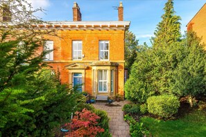 Exterior - 6BDR House | Sleeps 16 | Group Friendly (Manchester)