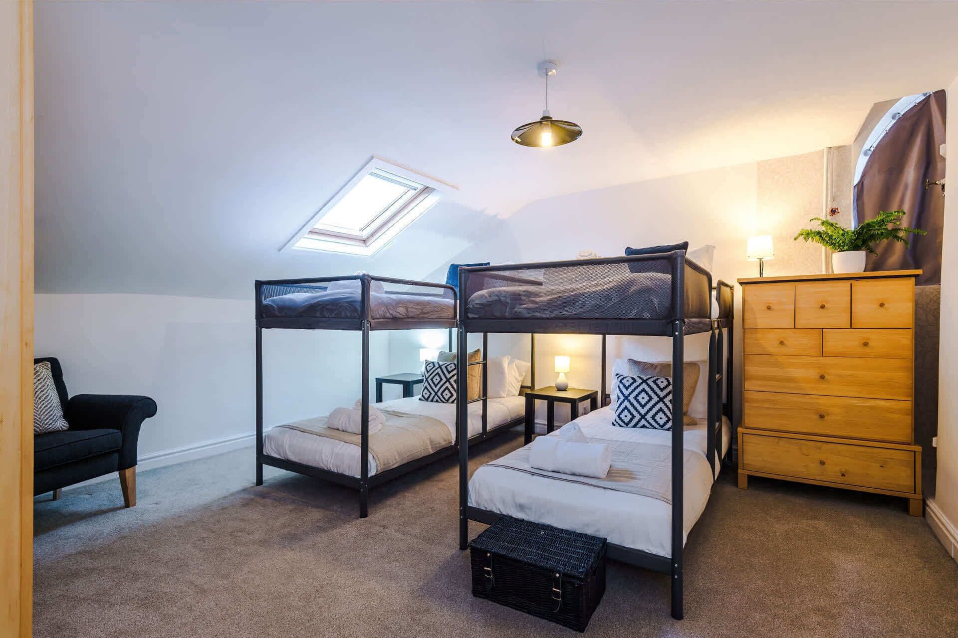 6 bedrooms, iron/ironing board, internet, bed sheets
