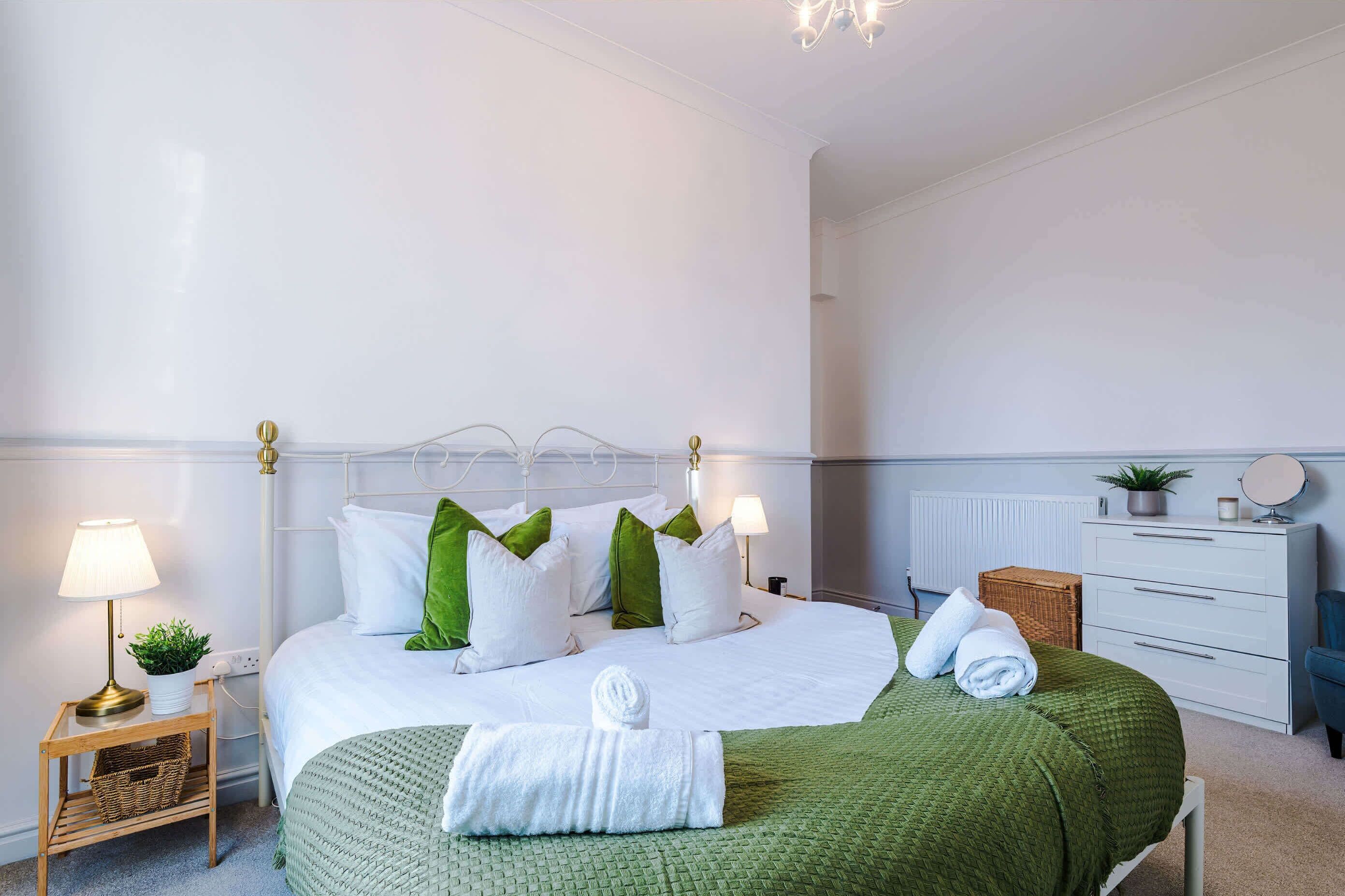 6 bedrooms, iron/ironing board, Internet, bed sheets