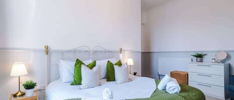 6 bedrooms, iron/ironing board, Internet, bed sheets