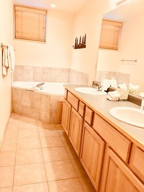 Jetted bath, hair dryer, towels, soap - Grand Timber Lodge - 3-BR, ski/in/out 5 Star condo in  Breckenridge -Sleeps 8 (Breckenridge)