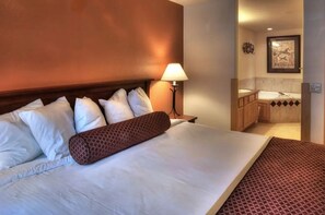 Tabla de planchar con plancha, internet y ropa de cama 