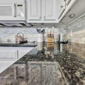 Fridge, microwave, oven, stovetop - Allen Family Oasis - Kid-Friendly Home with Backyard Retreat Near Allen Events (Allen)
