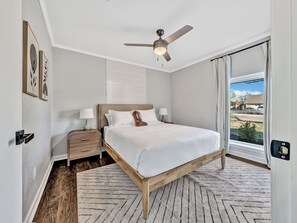 Escritorio, wifi gratis y ropa de cama 