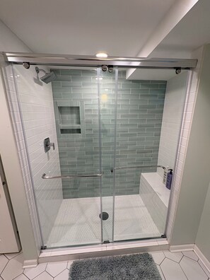 Sèche-cheveux, serviettes fournies, savon, papier toilette