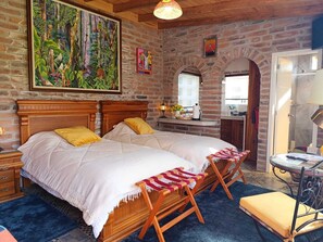 7 bedrooms, iron/ironing board, WiFi, bed sheets - Casa Colibris Boutique Villa: 7 Bedrooms, Private Pool and Relaxation (Cotacachi)