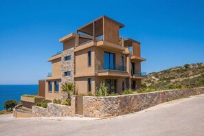 Villa Luxe, 3 chambres, piscine privée, vue mer | Literie de qualité supérieure, minibar, coffres-forts dans les chambres