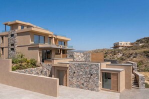 Villa – deluxe, 3 soverom, privat basseng, sjøutsikt | Sengetøy av topp kvalitet, minibar, safe på rommet og lydisolert