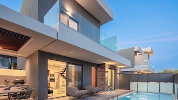 2 albercas al aire libre, sombrillas en la alberca y camastros