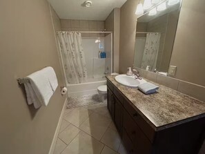 ヘアドライヤー、タオル、石鹸、トイレットペーパー