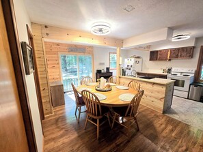 Dining - NEW LISTING 15% OFF 5BR Lake Michigan Cottage Private Retreat • Family Friendly (Pentwater)