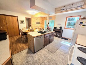Coffee/tea maker, fridge, microwave, oven - NEW LISTING 15% OFF 5BR Lake Michigan Cottage Private Retreat • Family Friendly (Pentwater)