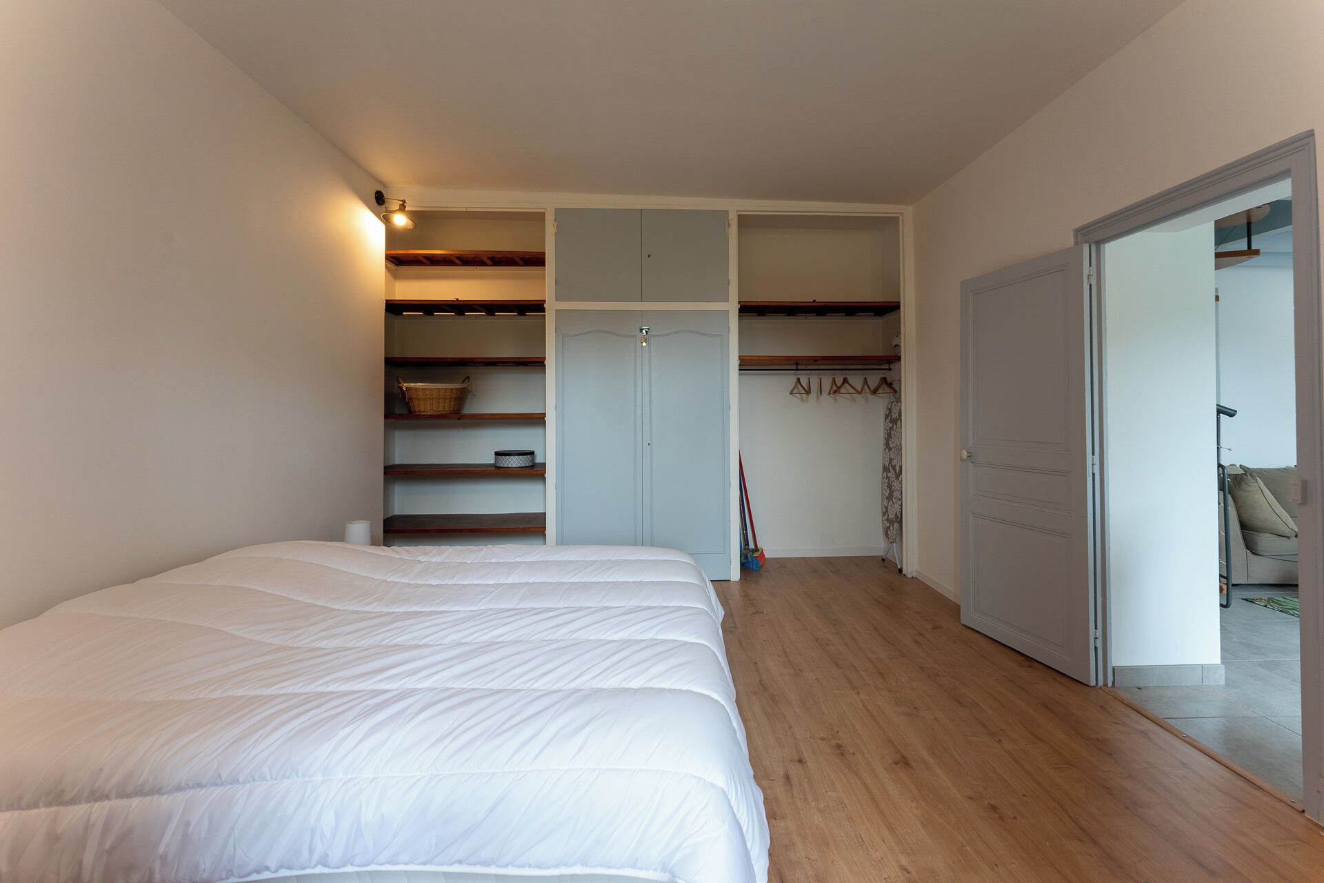 Ein Schlafzimmer mit Bett, Kleiderschrank und Einbauschränken.
