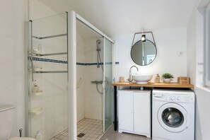 Shower, hair dryer, towels, soap - Les Portes de la Forêt D' Orléans (Nevoy)