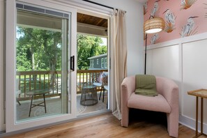 Smart TV, fireplace - Egret Escape - 5 Minutes to downtown Wilmington (Wilmington)