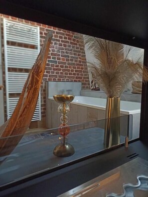 Chambre Double Supérieure, vue cour intérieure | Salle de bain