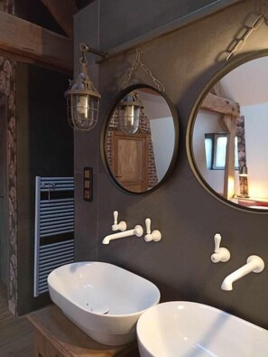 Superior Double Room, Courtyard View | Bathroom - La Ferme de la Cour (Herbeumont)