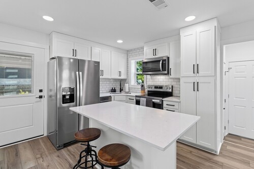 3/2 Corporate 5min-walk Georgetown Square fits 6