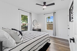 3 bedrooms, iron/ironing board, WiFi, bed sheets - 3/2 Corporate 5min-walk Georgetown Square fits 6 (Georgetown)