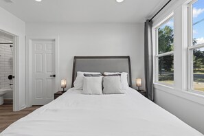 Iron/ironing board, WiFi, bed sheets - 3/2 Corporate 5min-walk Georgetown Square fits 6 (Georgetown)