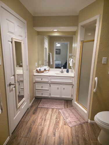 Stunning 2-bedroom townhome in Shadow Hills neighborhood near TTU/LCU