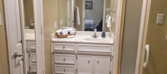 Stunning 2-bedroom townhome in Shadow Hills neighborhood near TTU/LCU