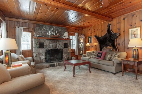 Bear Cottage at Gull Lake - A Short Walk from Grandview Lodge