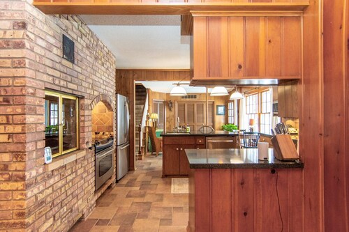 Bear Cottage at Gull Lake - A Short Walk from Grandview Lodge