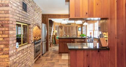 Bear Cottage at Gull Lake - A Short Walk from Grandview Lodge