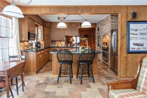 Fridge, microwave, oven, stovetop - Bear Cottage at Gull Lake-Walk to Grandview Lodge (Nisswa)