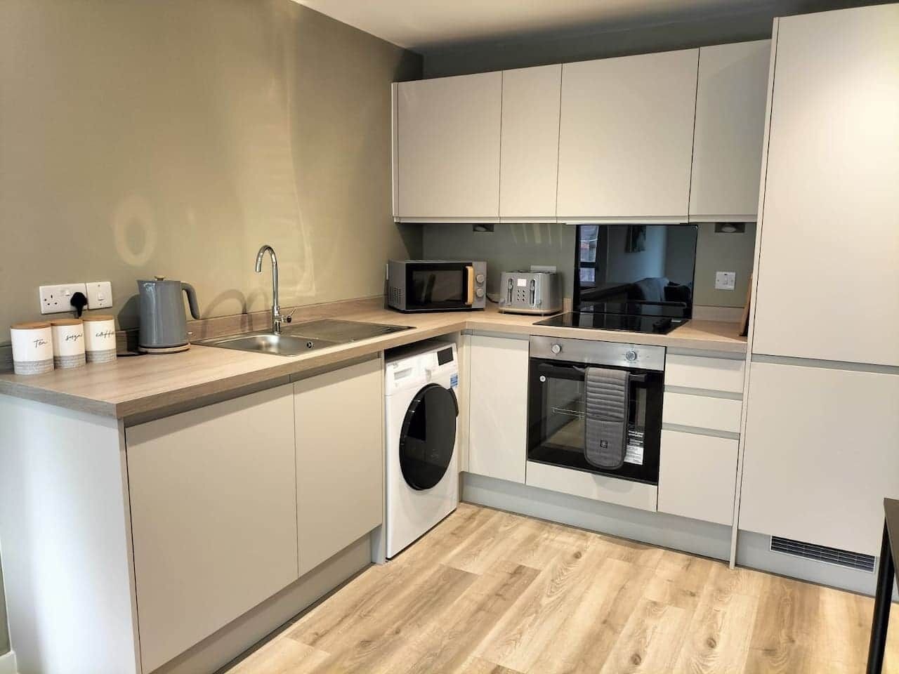Kühlschrank, Mikrowelle, Ofen, Herdplatte