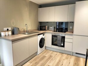 Kühlschrank, Mikrowelle, Ofen, Herdplatte