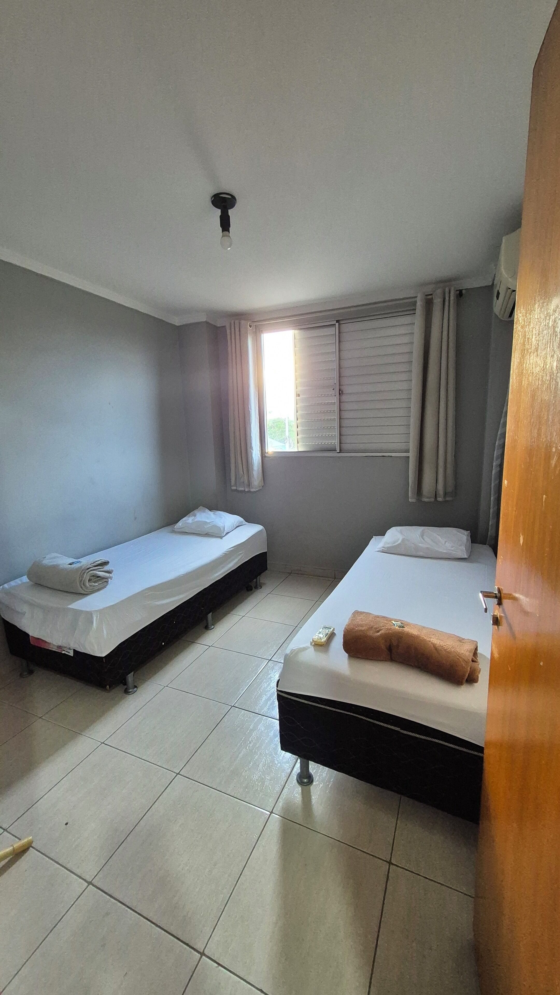 Standaard Twin kamer, uitzicht op de stad | Een bureau, een laptopwerkplek, gratis wifi