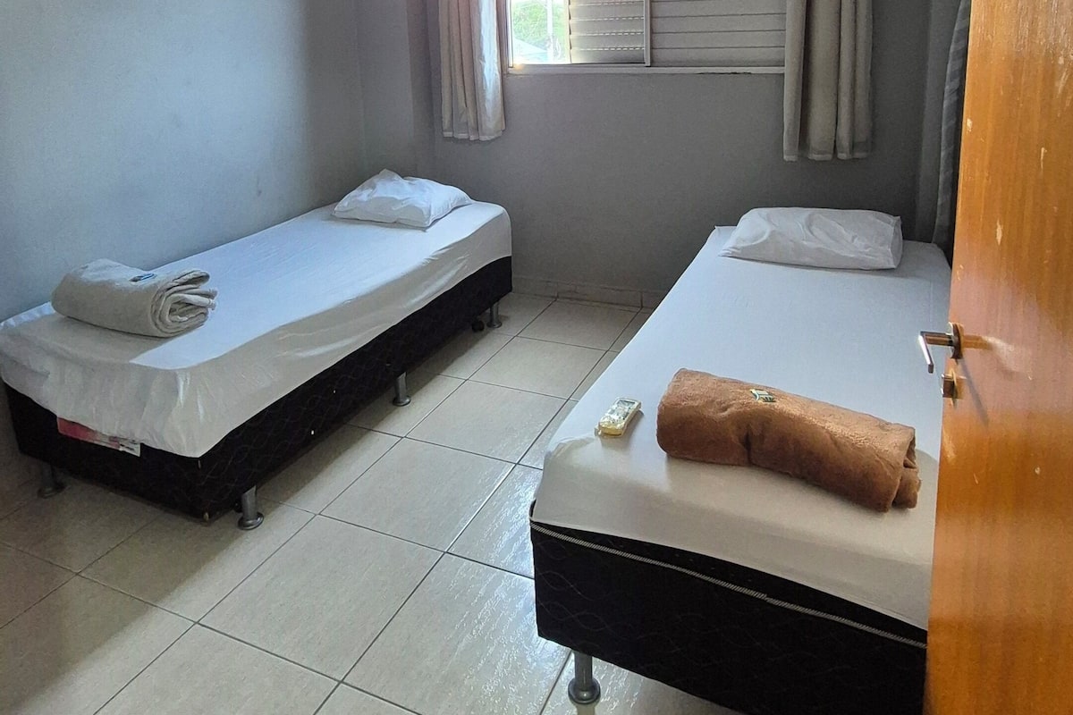 Standaard Twin kamer, uitzicht op de stad | Een bureau, een laptopwerkplek, gratis wifi