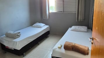 Standard Twin Room, City View | Meja, ruang kerja komputer riba, Wi-fi percuma