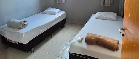 Escritorio, espacio para trabajar con laptop y wifi gratis