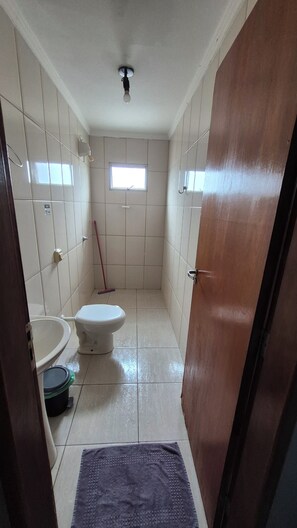 Comfort kamer, 1 twee- of 2 eenpersoonsbedden, uitzicht op de stad | Badkamer | Een douche, handdoeken, zeep, toiletpapier