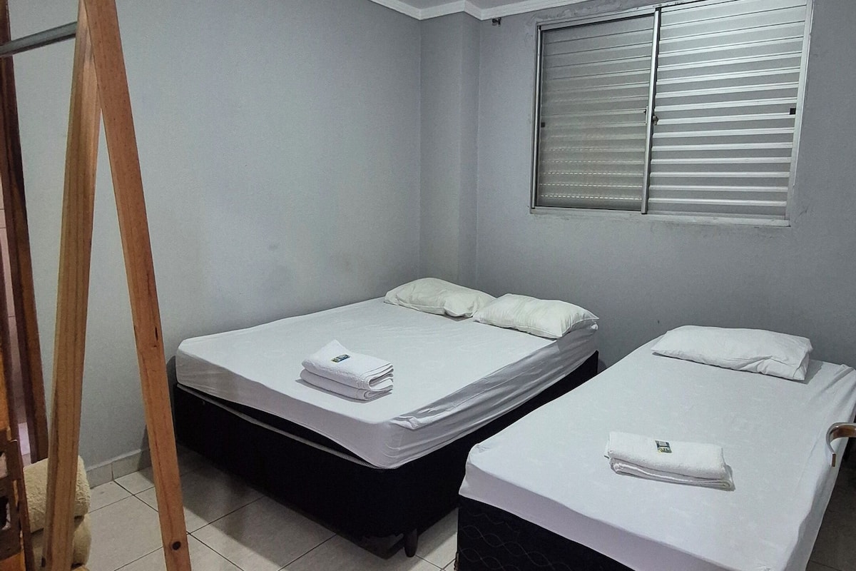 Comfort kamer, 1 twee- of 2 eenpersoonsbedden, uitzicht op de stad | Een bureau, een laptopwerkplek, gratis wifi