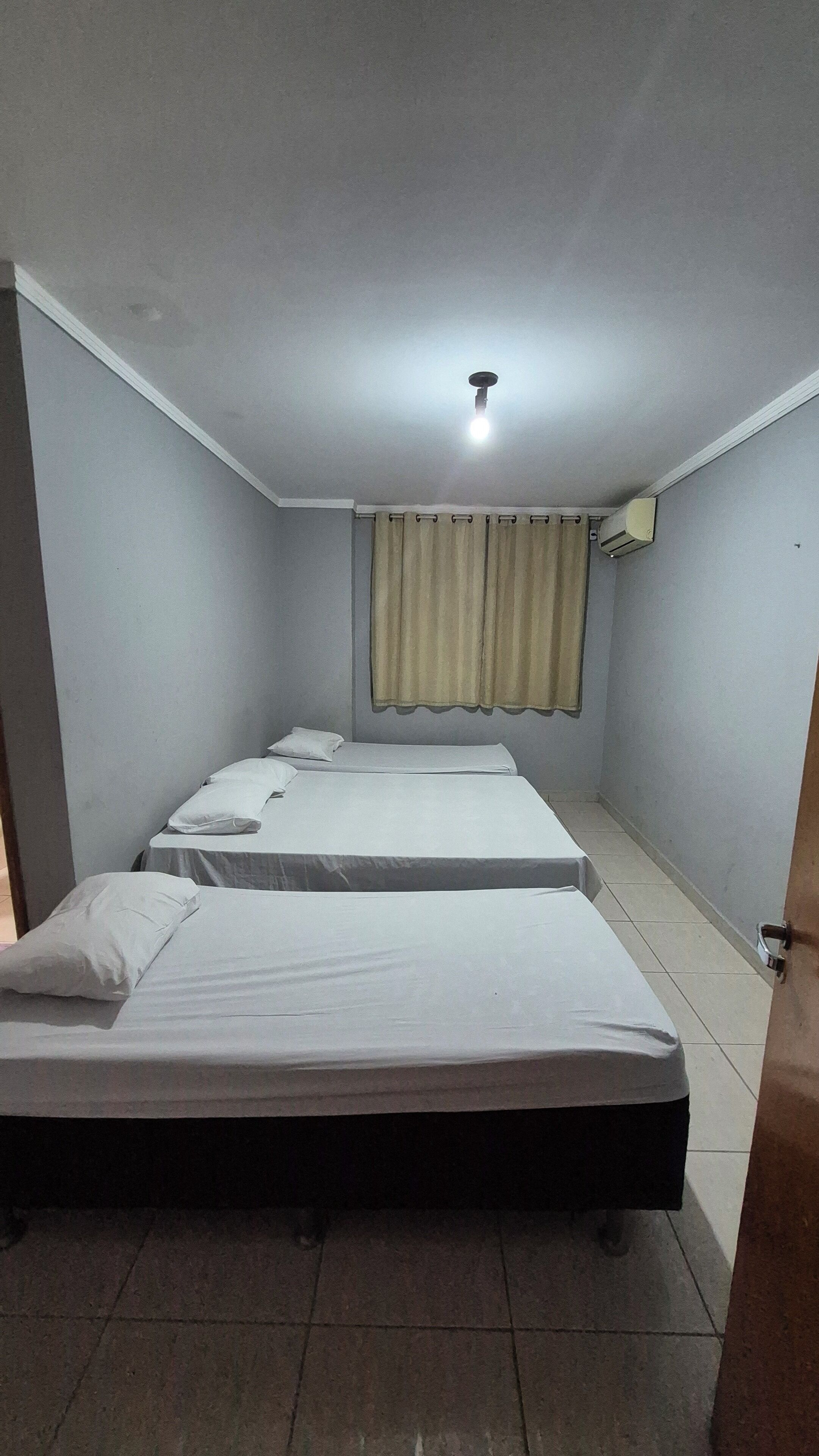 Eenvoudige driepersoonskamer, uitzicht op de stad | Een bureau, een laptopwerkplek, gratis wifi