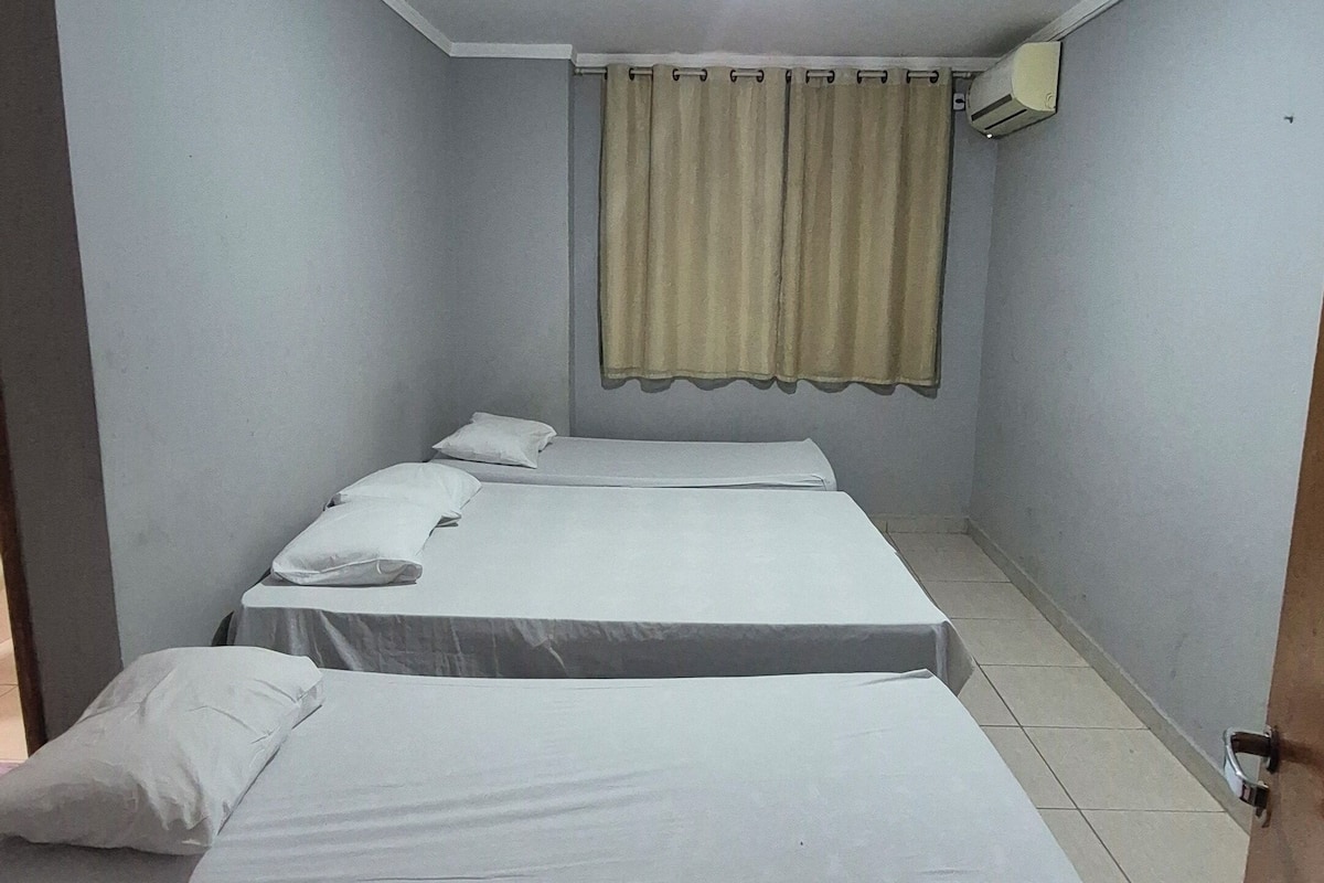 Eenvoudige driepersoonskamer, uitzicht op de stad | Een bureau, een laptopwerkplek, gratis wifi