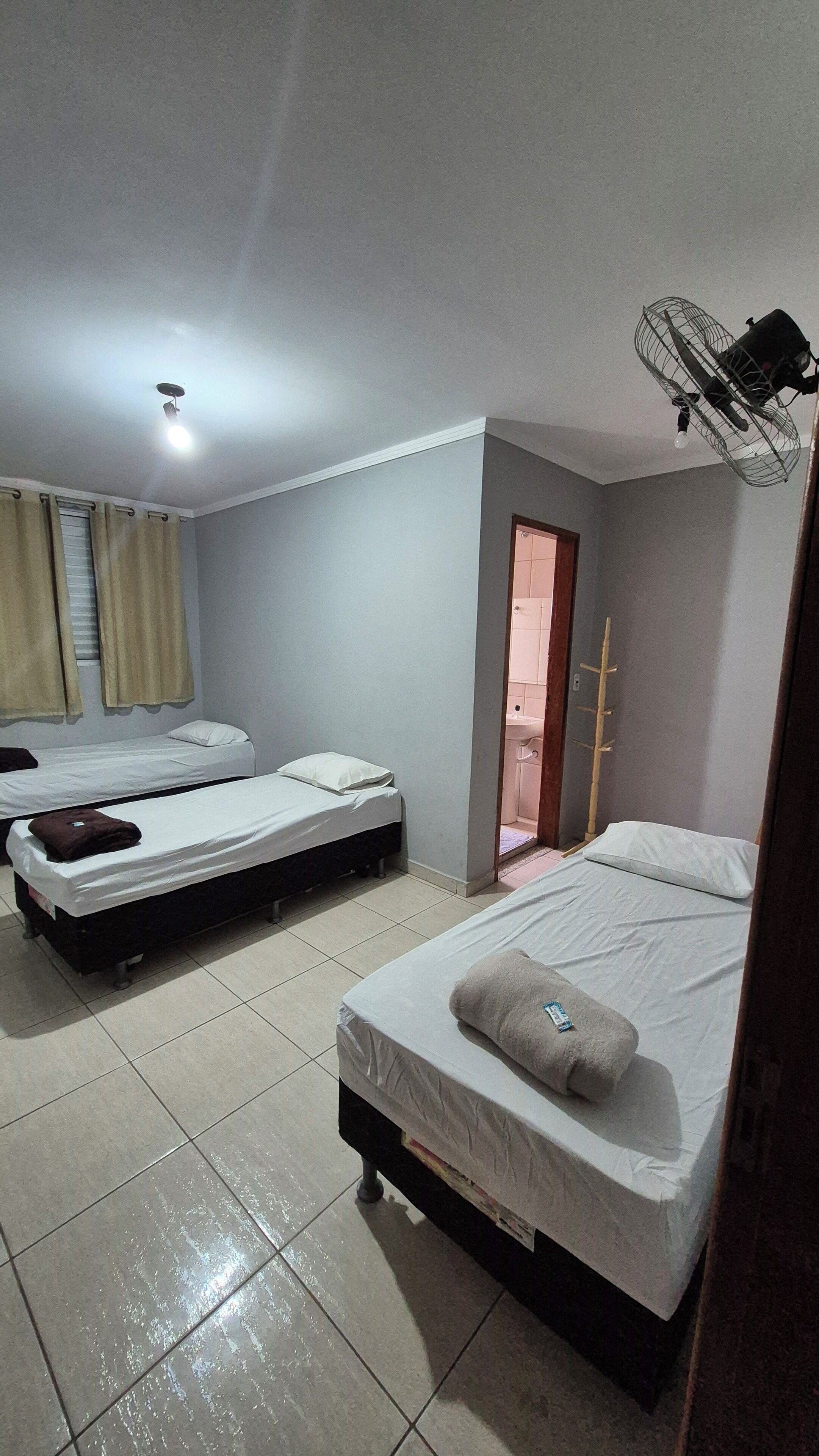 Tremannsrom – basic, byutsikt | Skrivebord, skrivebord for bærbar PC og wi-fi (inkludert)