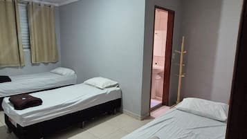 Tremannsrom – basic, byutsikt | Skrivebord, skrivebord for bærbar PC og wi-fi (inkludert)